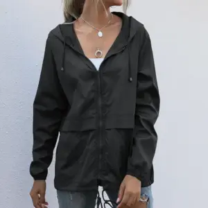 00-1 Regenjacke Damen kurz mit Kapuze, Reißverschluss und Saumzug – Bild 2