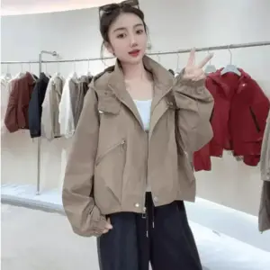 Regenjacke Damen kurz mit Kapuze und Reißverschlusstaschen – Bild 1