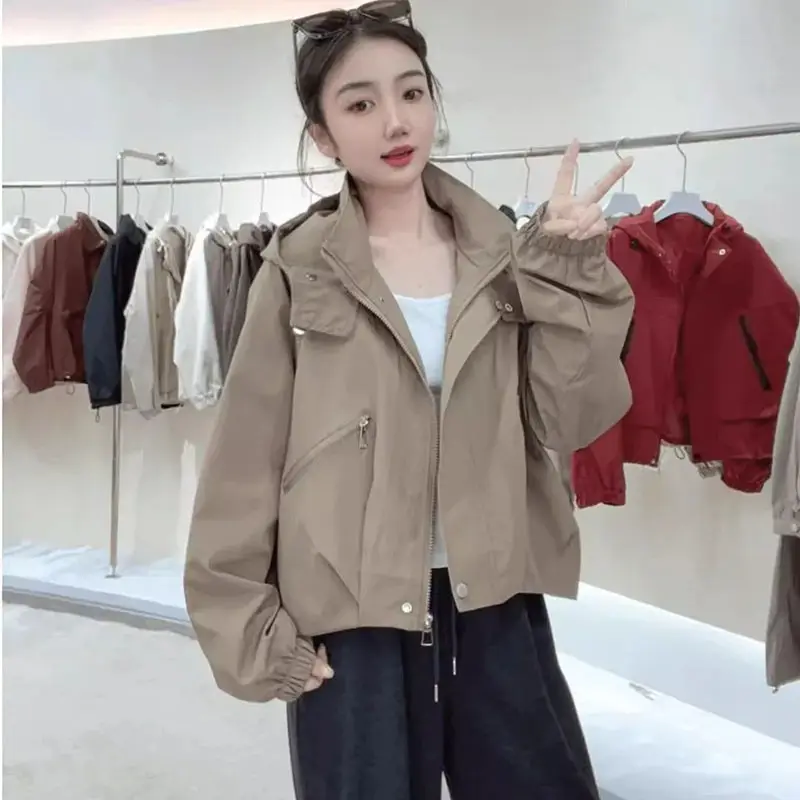 Regenjacke Damen kurz mit Kapuze und Reißverschlusstaschen – Bild 1