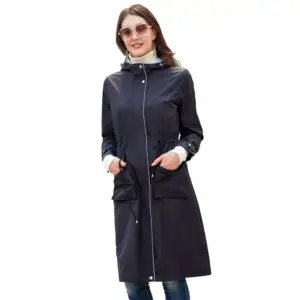 Frau in langem marineblauem Mantel mit Kapuze und großen Taschen