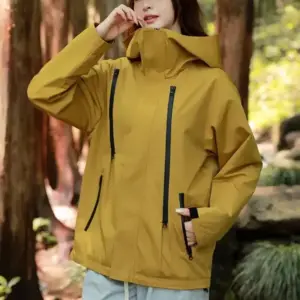 00-20 Regenjacke Damen kurz mit Stehkragen, Kapuze und Zippern – Bild 2