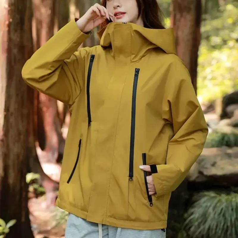 Regenjacke Damen kurz mit Stehkragen, Kapuze und Zippern – Bild 2