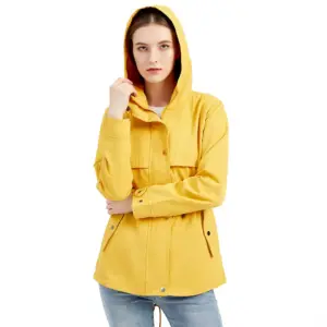 Frau in gelbem Parka mit hochgezogener Kapuze