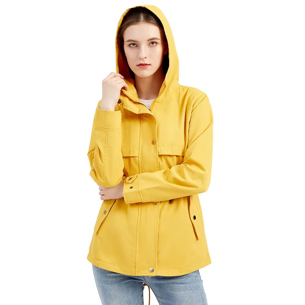 Frau in gelbem Parka mit hochgezogener Kapuze