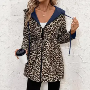 Frau in marineblauer Jacke mit Kapuze, offen getragen, Innenseite mit Leopardenmuster