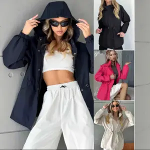 00-31 Regenparka Damen taillierbar mit Kapuze und Druckknöpfen – Bild 2