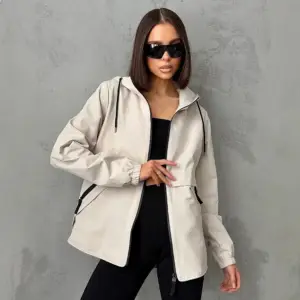 00-36 Regenjacke Damen mit Kapuze, Reißverschluss und Seitentaschen – Bild 2
