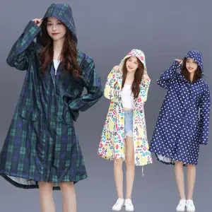 Grün-blau karierter Regenmantel mit Kapuze, getragen von einer Frau mit langen Haaren