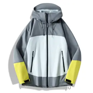 Graue Jacke mit weißem Mittelteil, gelben Ärmeln, Kapuze und Reißverschluss, Vorderansicht