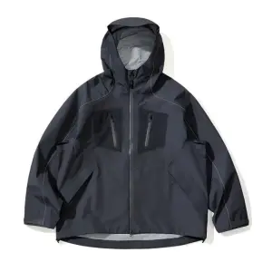 Dunkelblaue Jacke mit großer Kapuze, Brusttaschen und Reißverschluss vor weißem Hintergrund