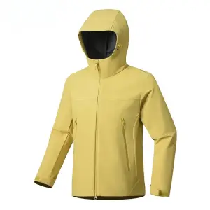 Gelbe Jacke mit Kapuze und Reißverschluss auf weißem Hintergrund