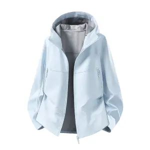 Hellblaue Softshelljacke mit Kapuze und offenem Reißverschluss, graues Futter sichtbar