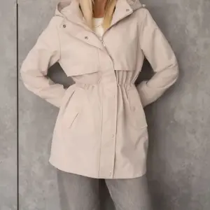 Regenparka Damen tailliert mit Klappentaschen und Gummizug – Bild 2