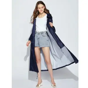 Marineblauer, knöchellanger Regenmantel mit hellem Innenfutter, getragen zu Jeansshorts