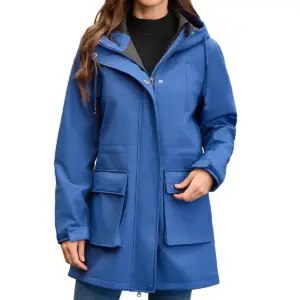 Frau in blauem Parka mit Kapuze und großen Klappentaschen