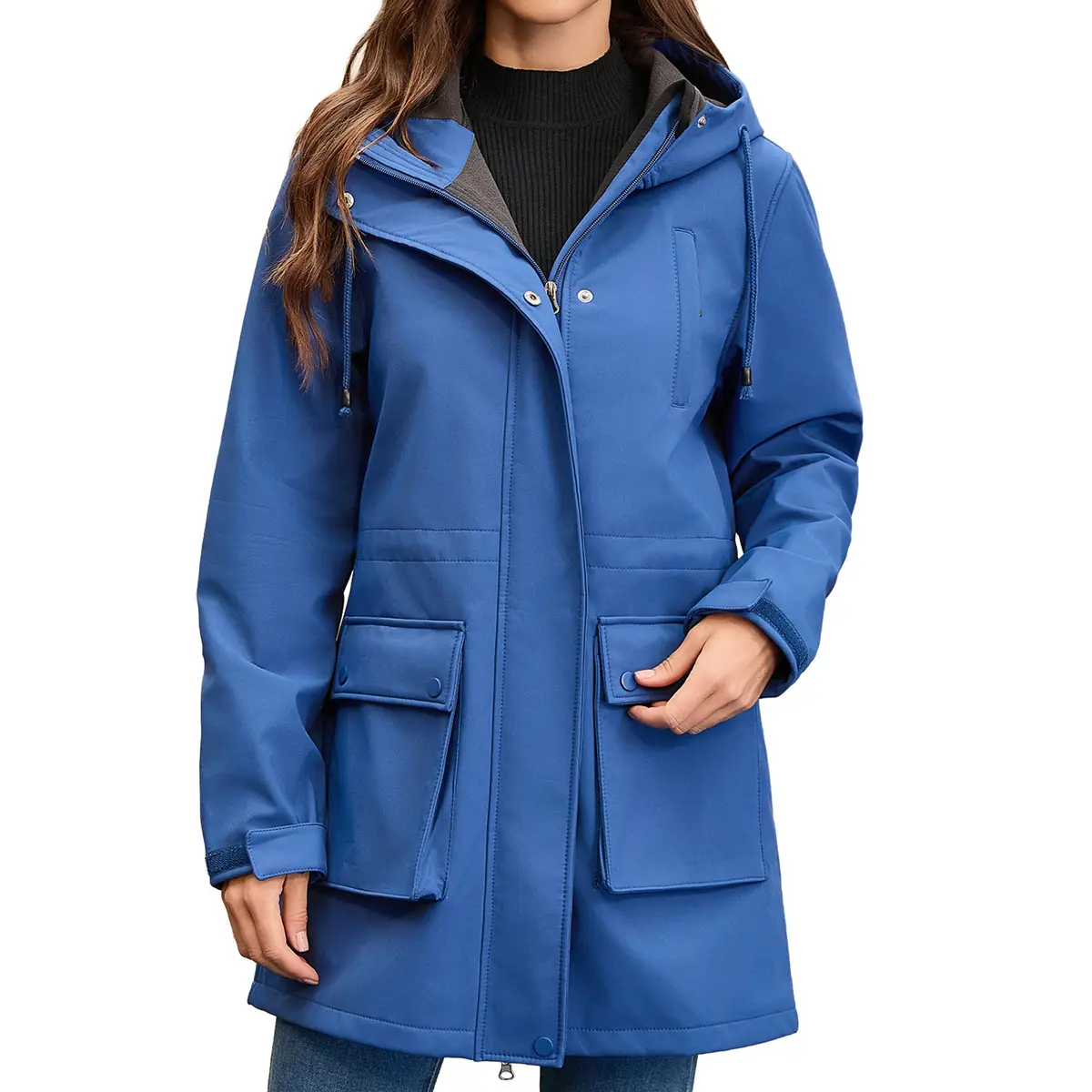 Frau in blauem Parka mit Kapuze und großen Klappentaschen