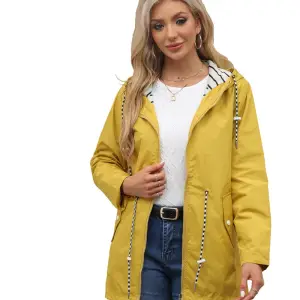 Frau in gelber Regenjacke mit Kapuze und Kordelzug