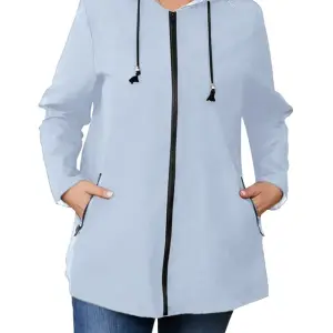 Frau in hellblauer Regenjacke mit Kapuze und Reißverschluss