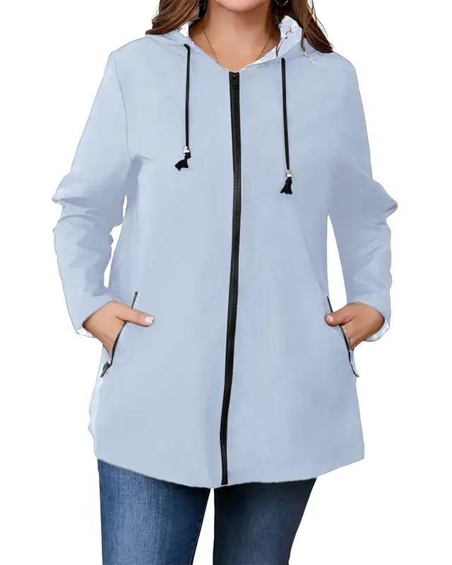 Frau in hellblauer Regenjacke mit Kapuze und Reißverschluss