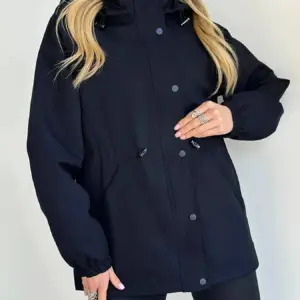 Frau in marineblauem Parka mit Kapuze, Kordelzug und Druckknöpfen