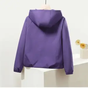 Regenjacke Damen kurz mit Kapuze, Reißverschluss und Futter – Bild 1