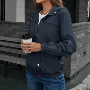 01-31 Regenjacke Damen kurz mit Kapuze und Druckknopfleiste – Bild 2