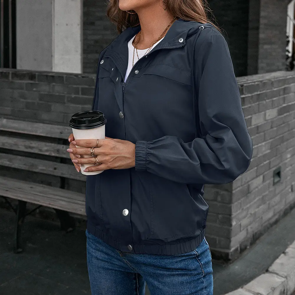 Regenjacke Damen kurz mit Kapuze und Druckknopfleiste – Bild 2