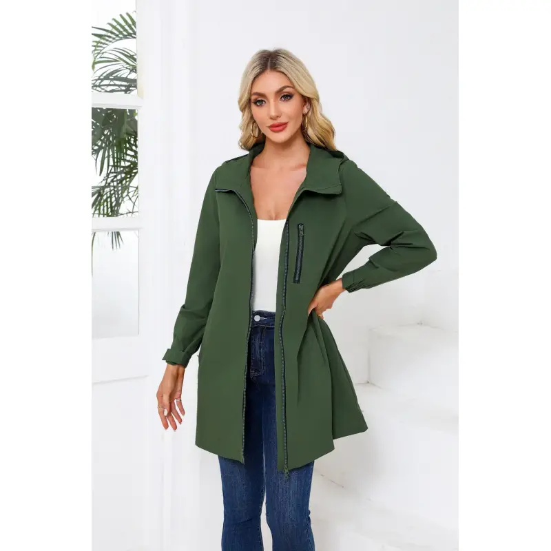 Regenmantel Damen lang mit Kapuze, Stehkragen und Brusttasche – Bild 2
