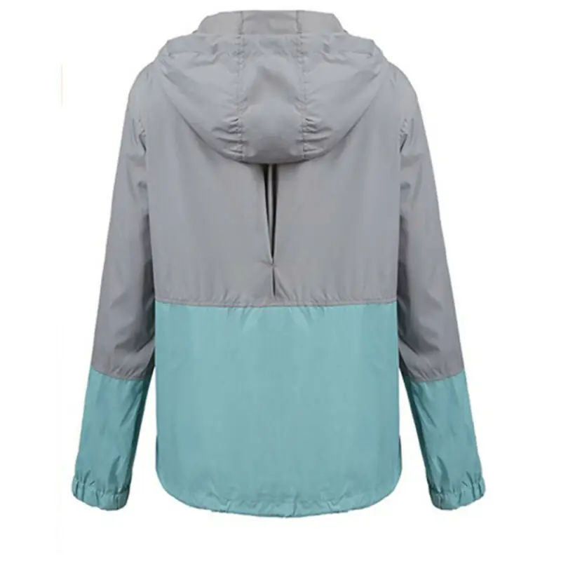Kurze Jacke mit Kapuze in Grau und Hellblau mit weißem Reißverschluss und Kordeln