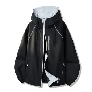 Schwarze Jacke mit Kapuze, reflektierenden Streifen und hellem Innenfutter, offen vorn