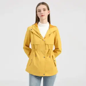 Frau in gelbem Parka mit Kapuze und Kordelzug in der Taille