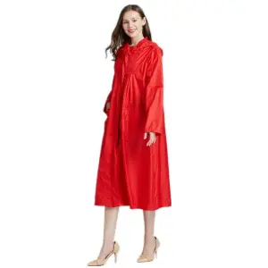 02-41 Regenmantel Damen knöchellang, A-Linie mit Kapuze und Taschen – Bild 2