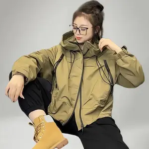 02-46 Regenjacke Damen Cargo-Stil mit Kapuze und Zierzippern – Bild 2