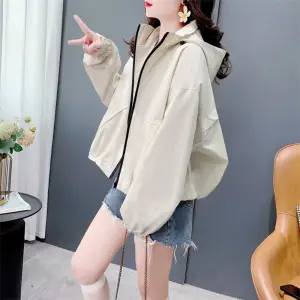 02-47 Regenjacke Damen kurz oversize mit Kapuze und Saumzug – Bild 2