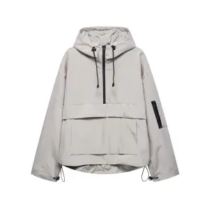 Rosa Anorak mit Kapuze, schwarzen Zugbändern und Reißverschluss von vorn