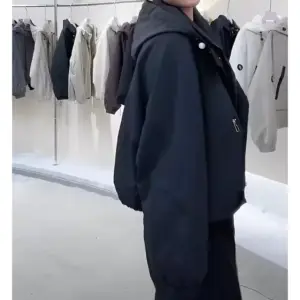 03-17 Regenjacke Damen kurz mit Kapuze und Reißverschlusstaschen – Bild 2