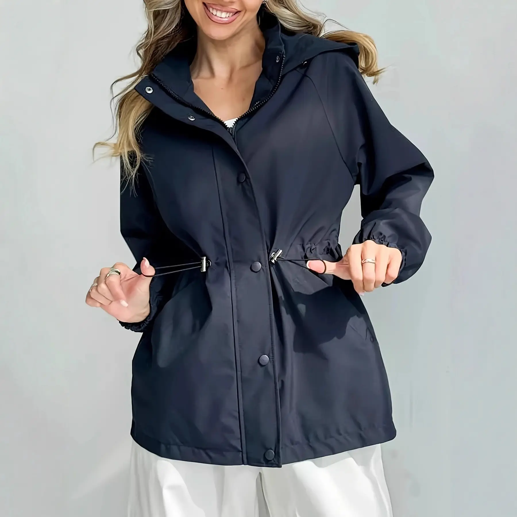 Regenparka Damen taillierbar mit Kapuze und Druckknöpfen – Bild 4