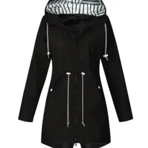 Frau in marineblauem Parka mit Kapuze, gestreiftem Futter und Kordelzug