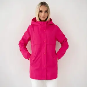 Pinker Parka mit Kapuze, Stehkragen und Druckknöpfen, Frau mit Händen in den Taschen
