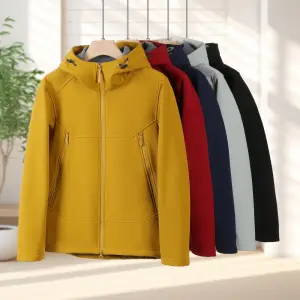 Senfgelbe Softshelljacke mit Kapuze auf Kleiderbügel, daneben weitere Farben, Vorderansicht