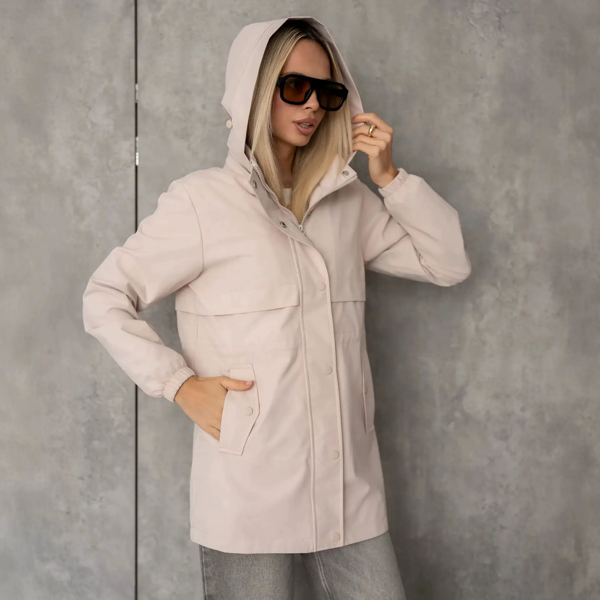 Regenparka Damen mit Kapuze, Rückenpasse und Rundsaum – Bild 5