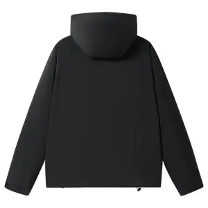 Schwarze Jacke mit Kapuze von hinten auf weißem Hintergrund
