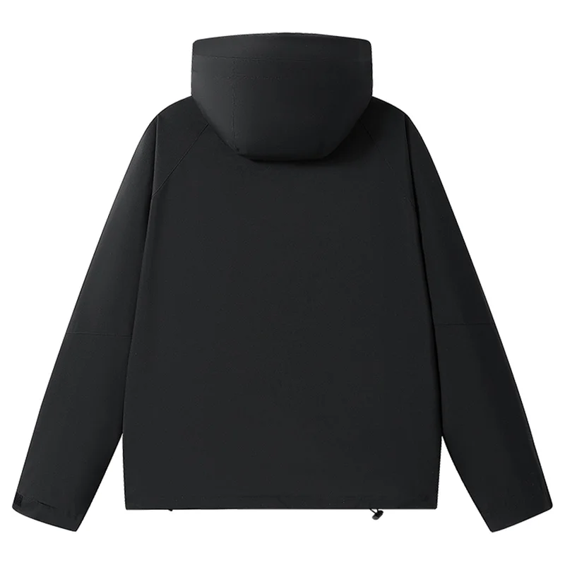 Schwarze Jacke mit Kapuze von hinten auf weißem Hintergrund