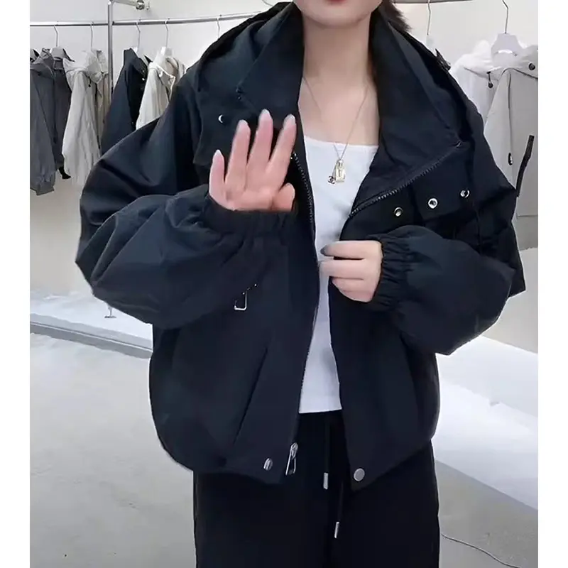 Regenjacke Damen kurz mit Kapuze und Reißverschlusstaschen – Bild 3
