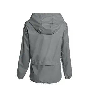 Graue Jacke von hinten mit Kapuze und Querpasse am Rücken