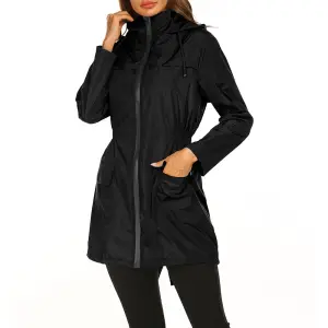 Schwarzer mittellanger Parka mit Kapuze, Reißverschluss und Taschen, Frau mit Hand in der Tasche