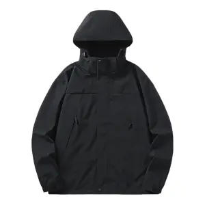 Schwarze Jacke mit Kapuze, Stehkragen und Brusttasche, flach fotografiert