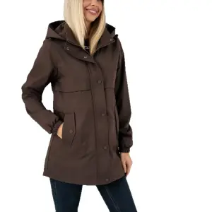 Brauner Parka mit Kapuze und Druckknöpfen, Frau mit Hand in der Tasche, Ganzkörper