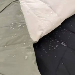 Regenjacke Damen kurz mit Kapuze und Stehkragen – Bild 2