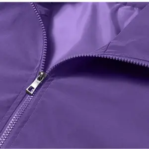 05-20 Regenjacke Damen kurz mit Kapuze, Reißverschluss und Futter – Bild 2
